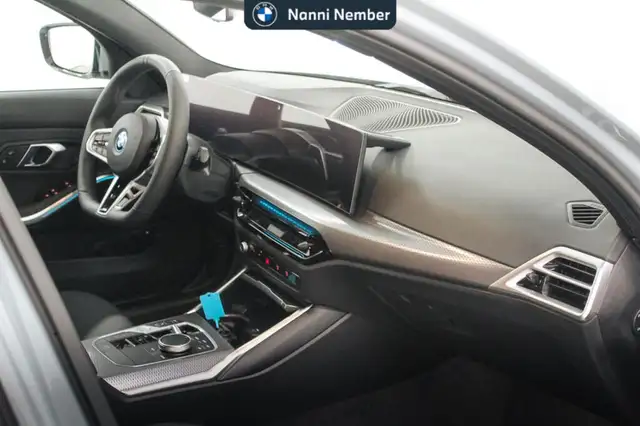 BMW 3 Series view 8