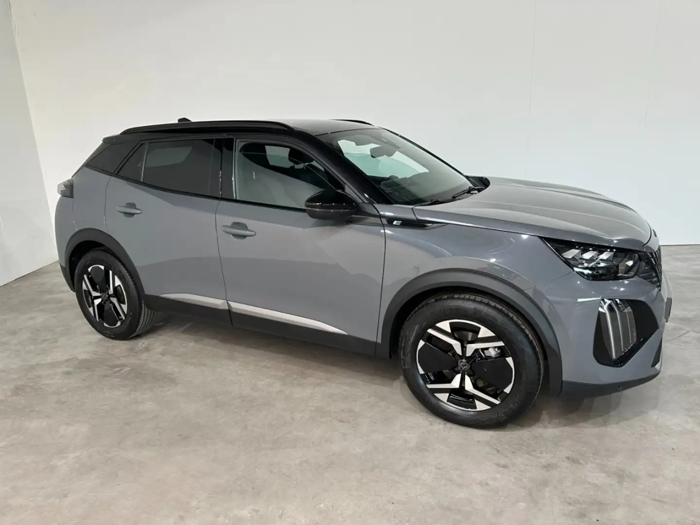 Peugeot 2008 E, 2008 , GT, 54KWh, Zwart dak, 17 inch, Nav, ecc, Grijs - 1