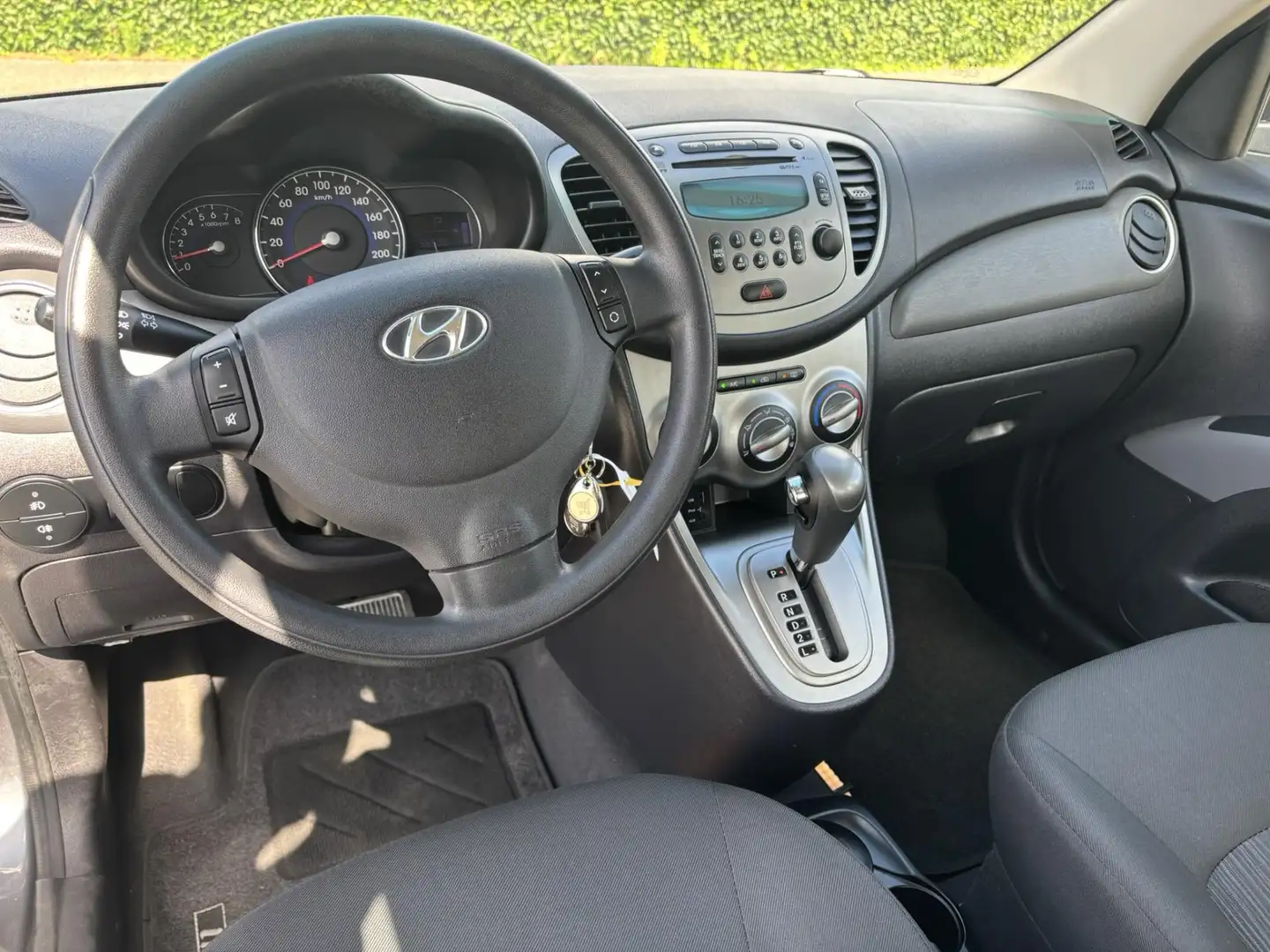 Hyundai i10 1.2 i-Motion Cool Vol-automaat | Airco | Grijs - 2