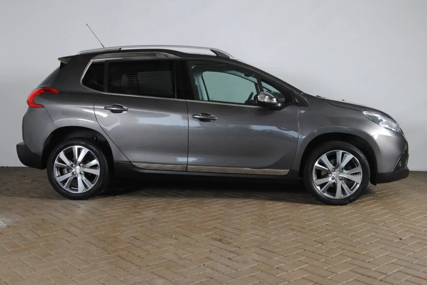 Peugeot 2008 | 130 PK 1.2 PureTech Féline | 130PK | 6 mnd garan Gris - 2