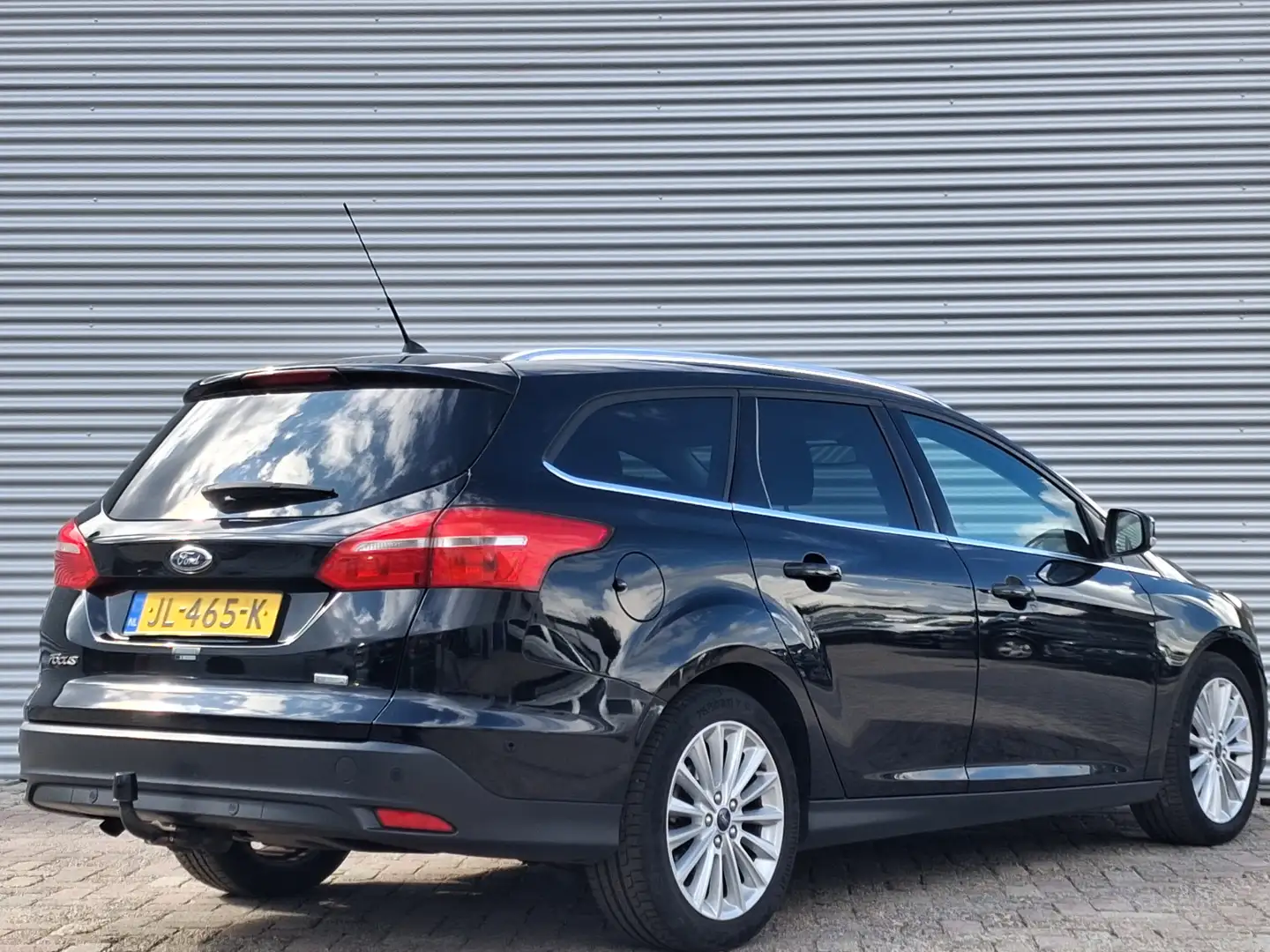 Ford Focus Wagon 1.0 Titanium | Nieuw Binnen! | Navi | Clima Zwart - 2