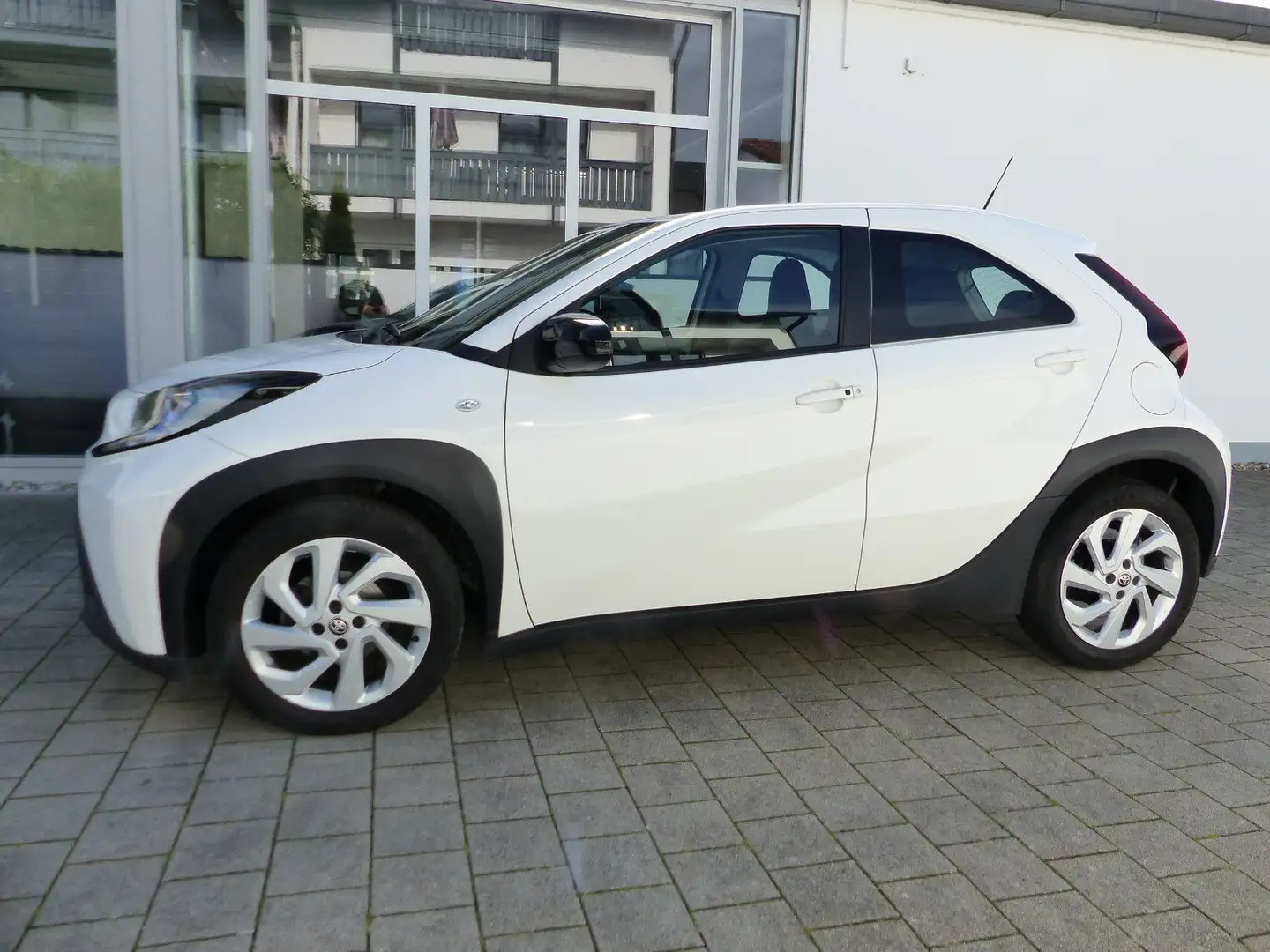 Toyota Aygo X 1.0 Play + Tech- & Komfortpaket SHZ Alu Weiß - 2