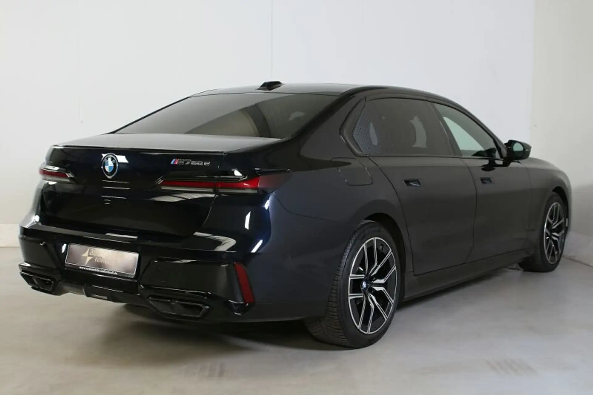 BMW 7 Series M760e 2025 검정 사진 5