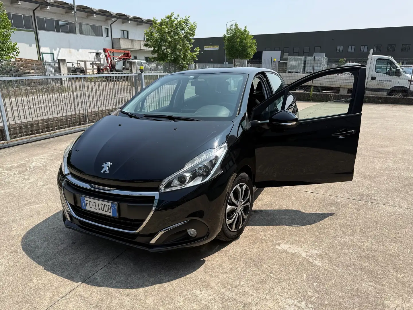 Peugeot 208 208 I 2015 5p 1.6 bluehdi Active 75cv NEOPATENTATI Nero - 1