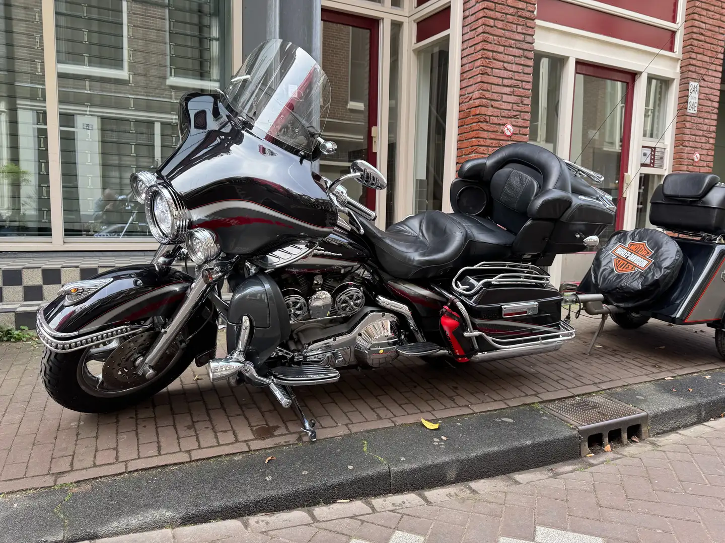 Harley-Davidson Electra Glide CVO Screamin Eagle Electra Glide Ultra Zwart - 2