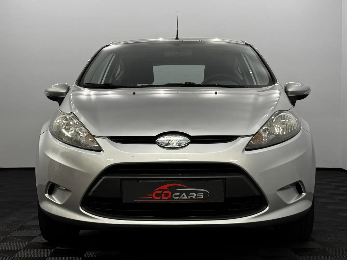 Ford Fiesta 1.25 Limited Airco, Bluetooth, Lichtmetalen velgen Grijs - 2