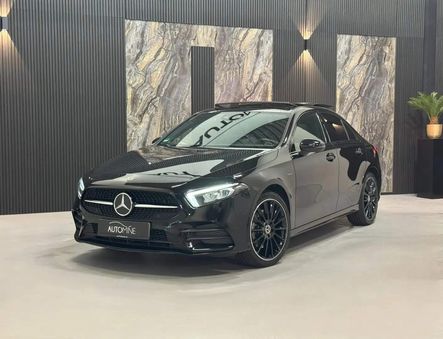 Mercedes-Benz A 250 250e AMG Launch Edit |PANO|MEMORY|SFEER|CAMERA|BLI Zwart - 1