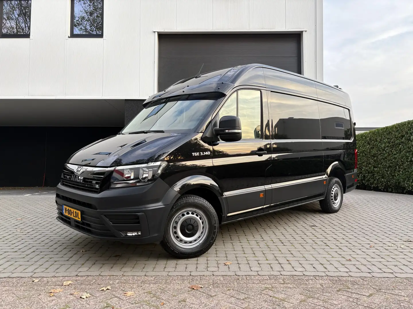 MAN TGE 35 2.0 L3 H3 - Splinernieuwe Inrichting - Automaat Zwart - 2