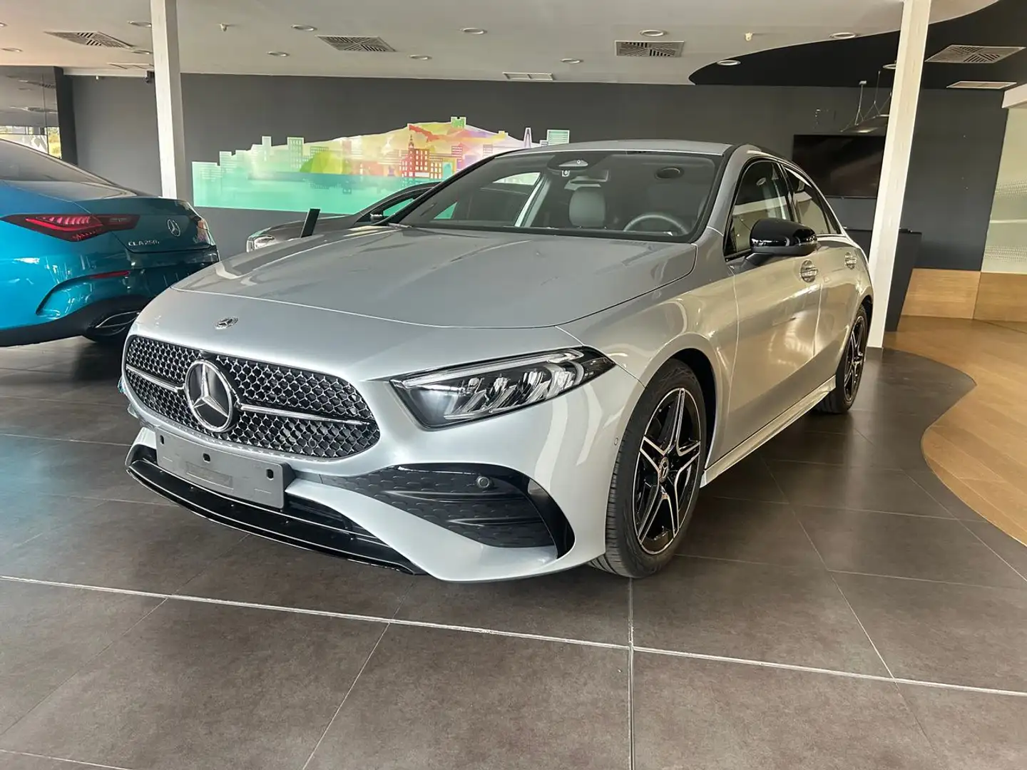 Mercedes-Benz A 180 d Berlina Plateado - 1