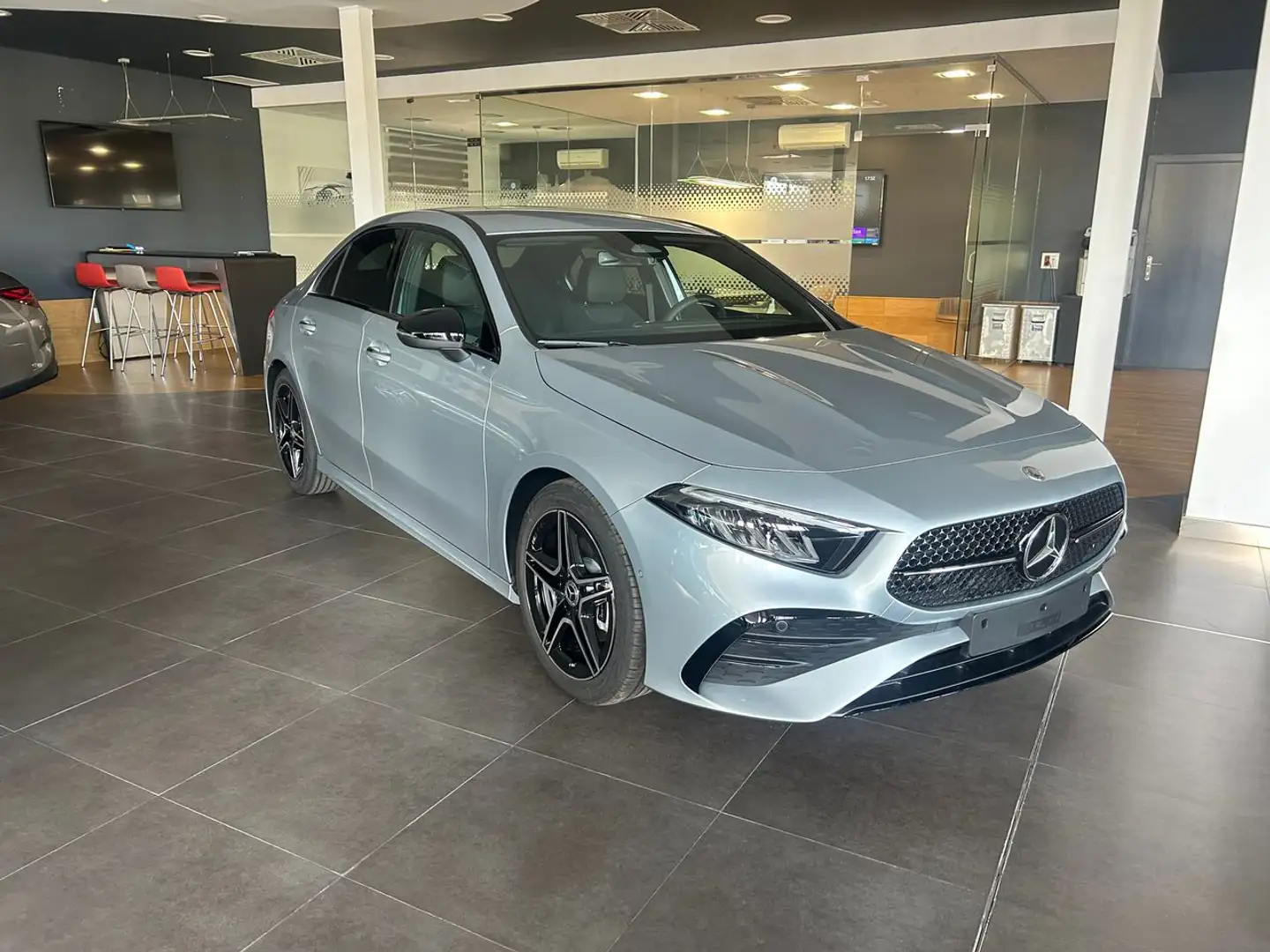 Mercedes-Benz A 180 d Berlina Plateado - 2