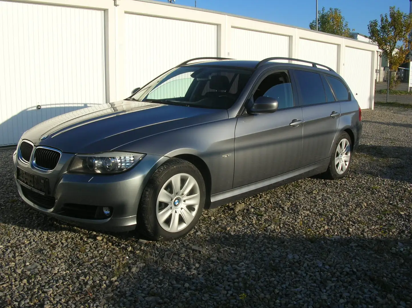 BMW 318 318i - Klima - SHZ - AHK - PDC .. Grau - 1