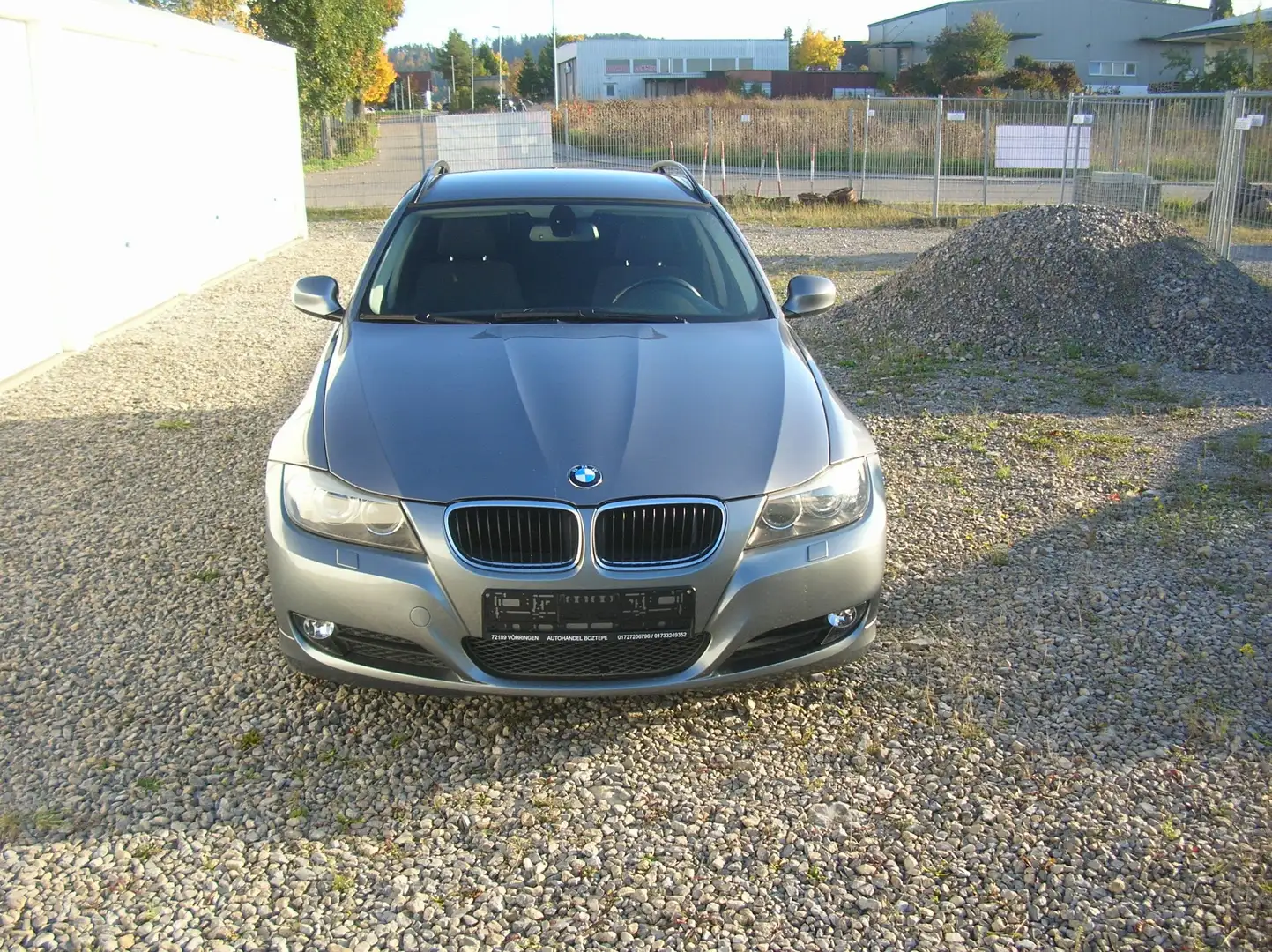 BMW 318 318i - Klima - SHZ - AHK - PDC .. Grau - 2