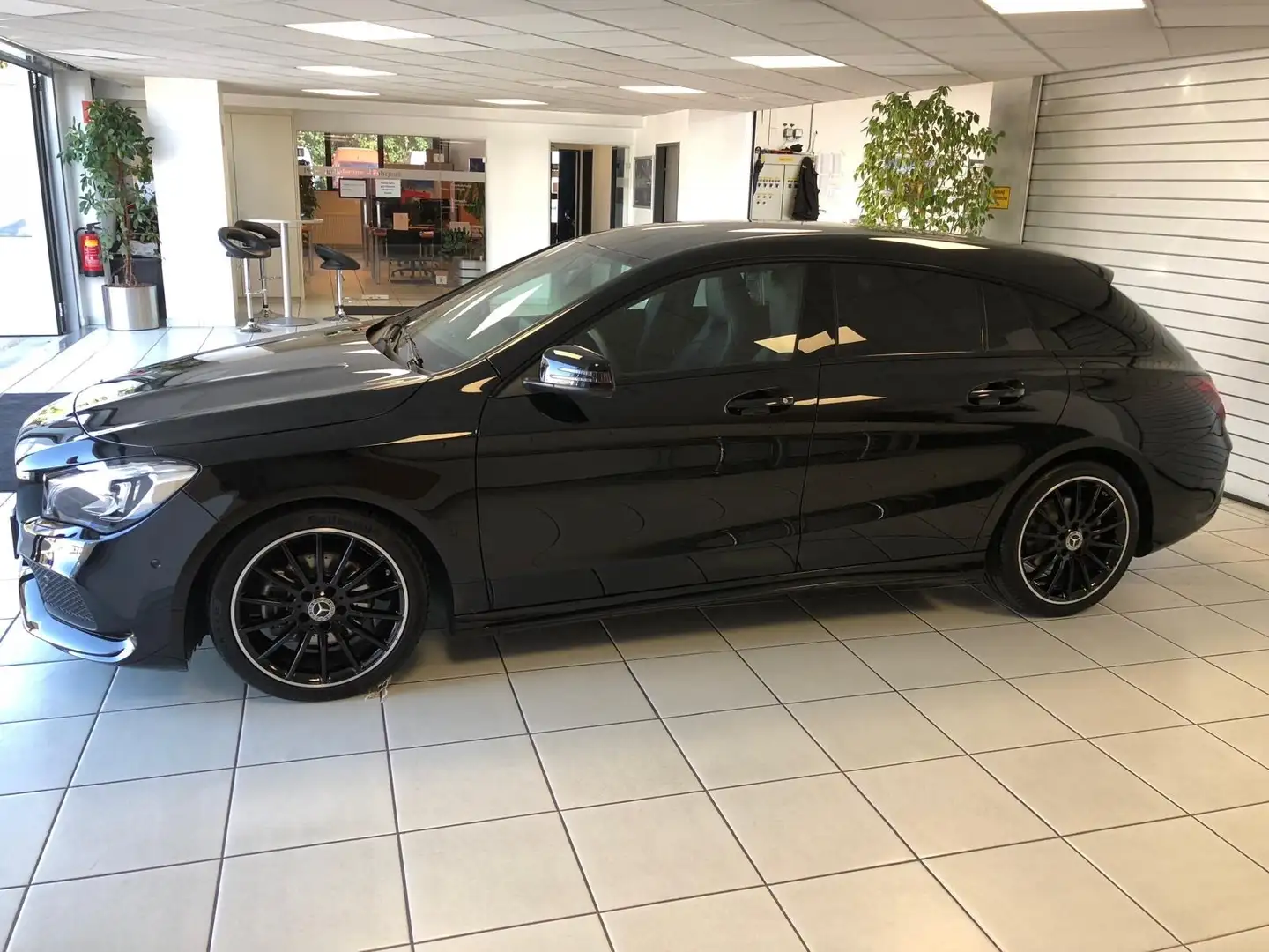 Mercedes-Benz CLA 200 d Shooting Brake Schwarz - 1