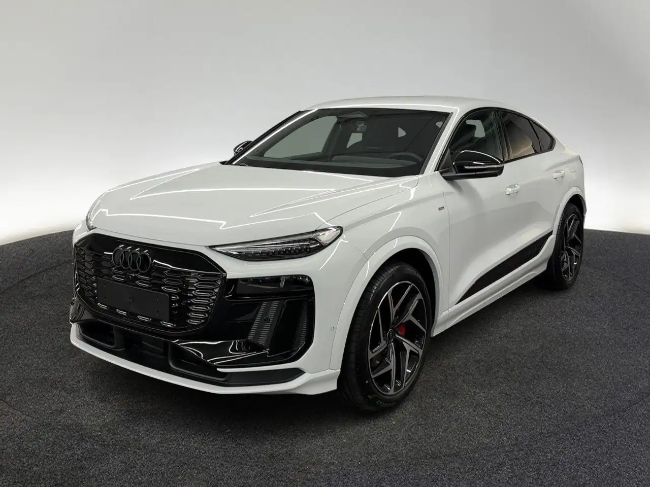 Audi Q6 SUV e-tron quattro 315 kW, миниатюра 2