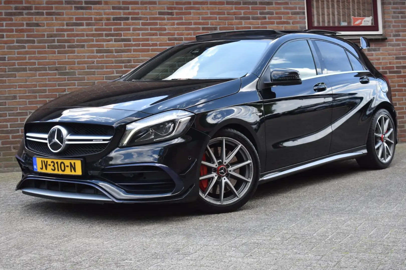 Mercedes-Benz A 45 AMG 4MATIC '16 Pano Clima Navi Cruise NAP NL Auto Lede Zwart - 1