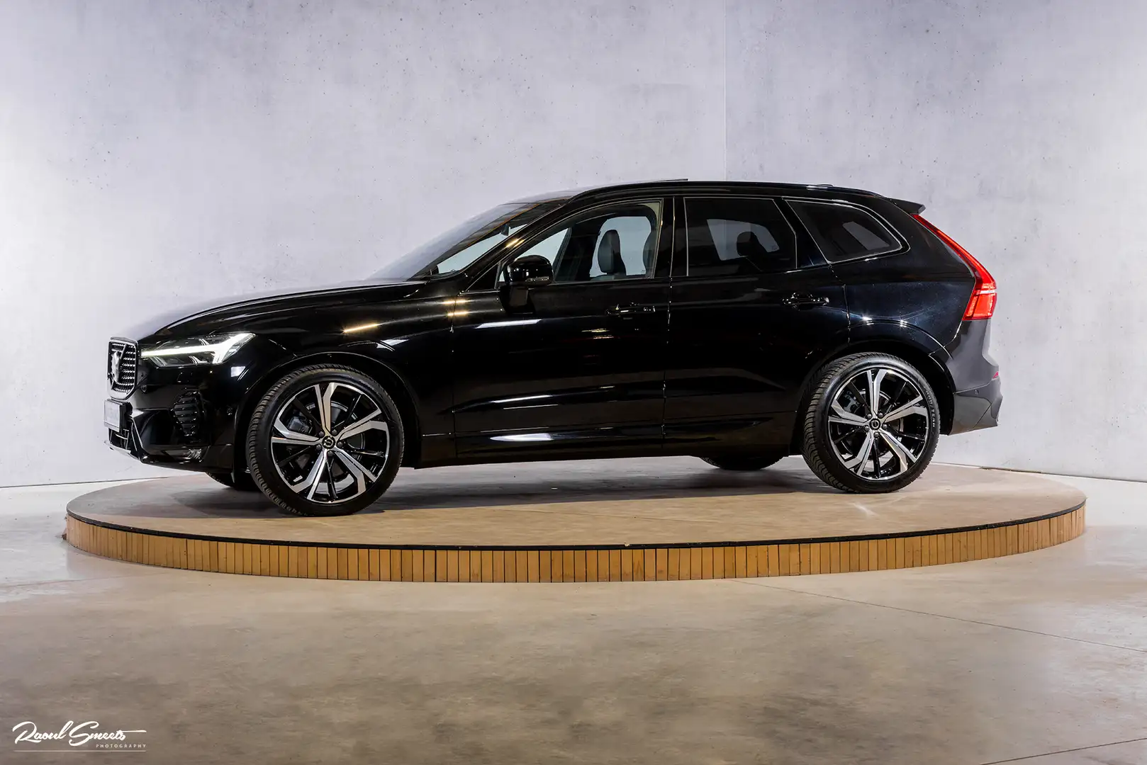 Volvo XC60 B5 Ultimate Dark | Luchtvering | Panorama dak | Ha Zwart - 2