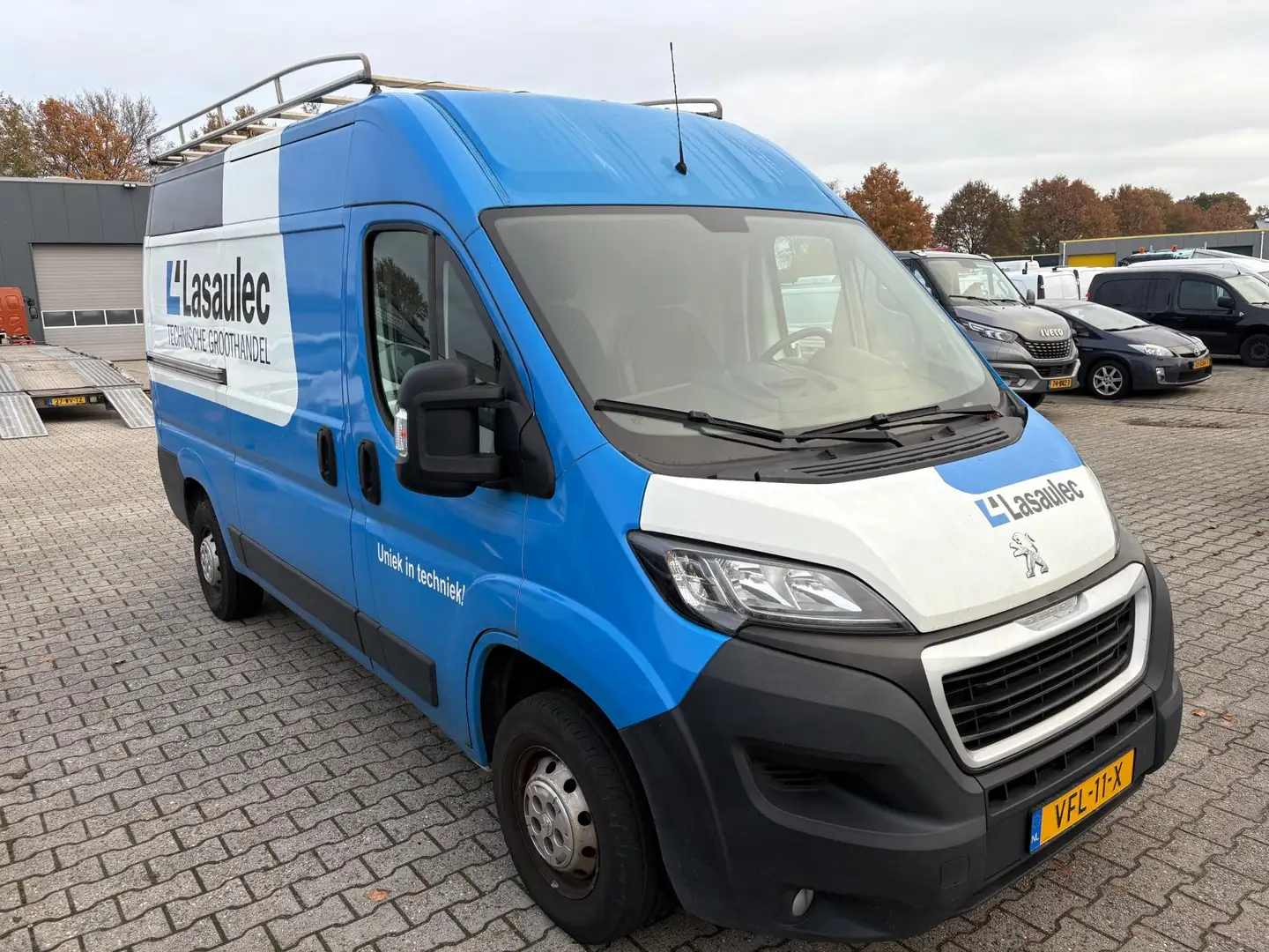 Peugeot Boxer 333 2.2 BlueHDi 120 L2H2 Premium MOTORSCHADE Weiß - 1
