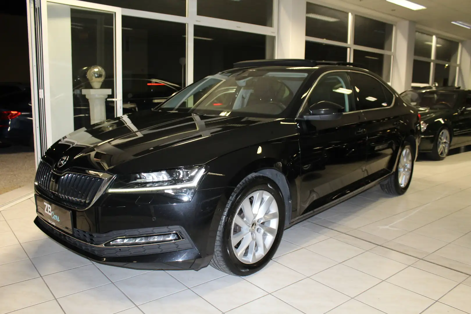 Skoda Superb Style 2.0 TDI DSG // 1. Besitz // Navi // LED // Ambiente // Pano Schwarz - 2