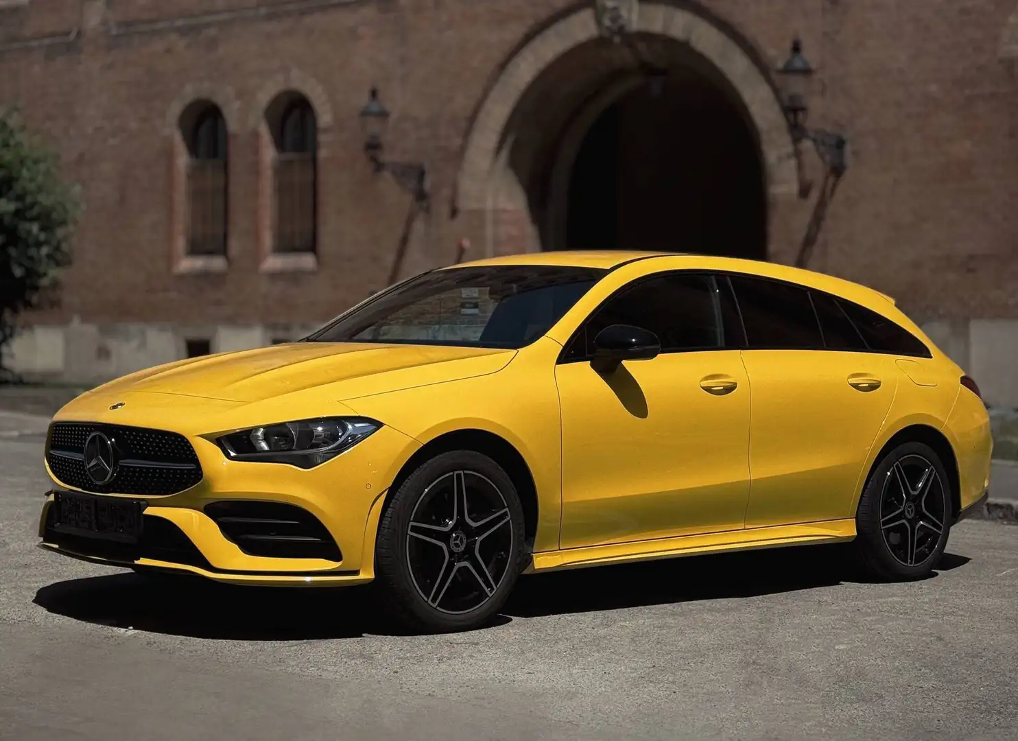 Mercedes-Benz CLA 250 CLA 250e AMG Int. PHEV Shooting Brake Aut. Gelb - 1