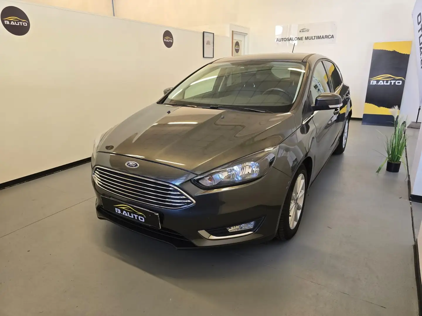 Ford Focus Focus IV 2015 5p 1.0 ecoboost Titanium X s Grau - 2