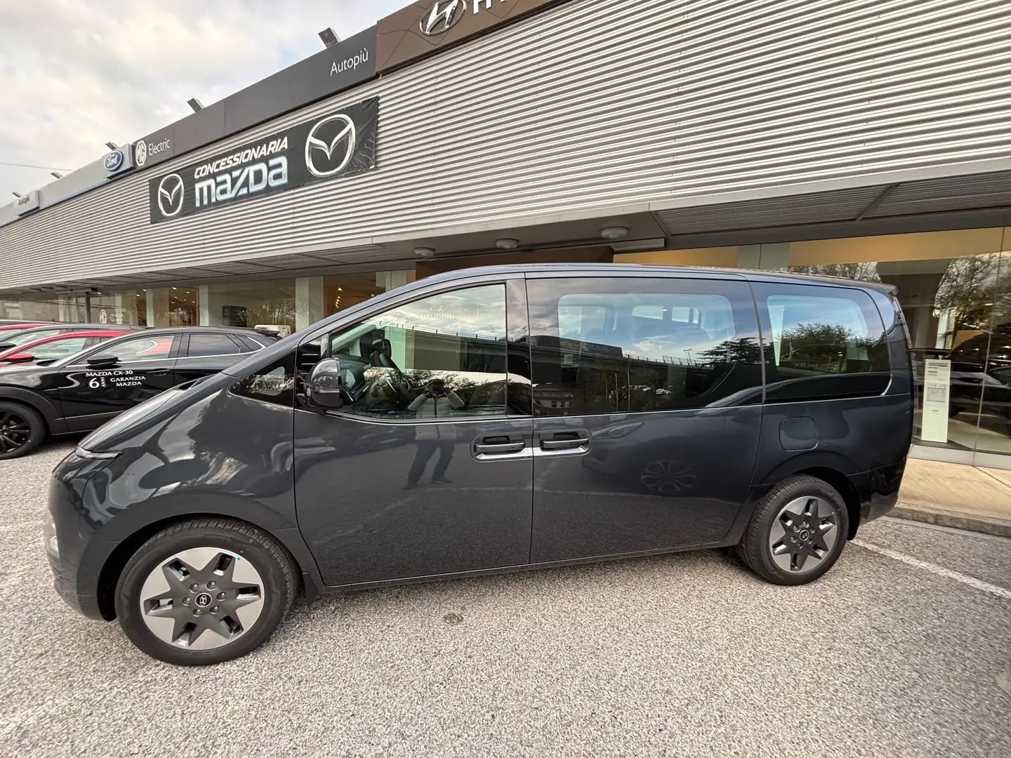 Hyundai STARIA Wagon 9 posti 1.6 HEV 2WD AT km zero! Gri - 2