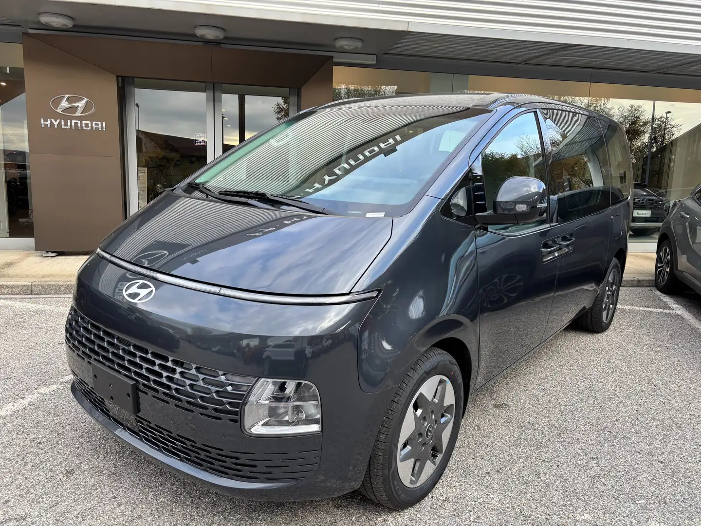 Hyundai STARIA Wagon 9 posti 1.6 HEV 2WD AT km zero! Gri - 1