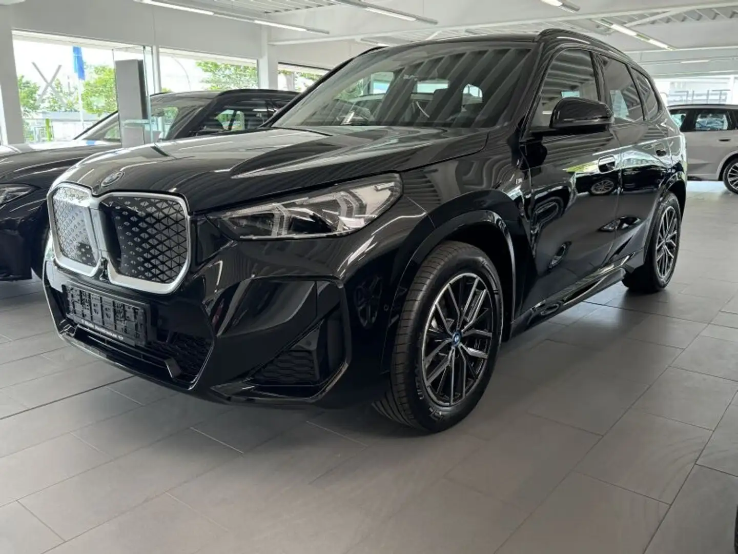 BMW iX1 xDrive30 U11 XE2 *M-Sportpaket* Negro - 2