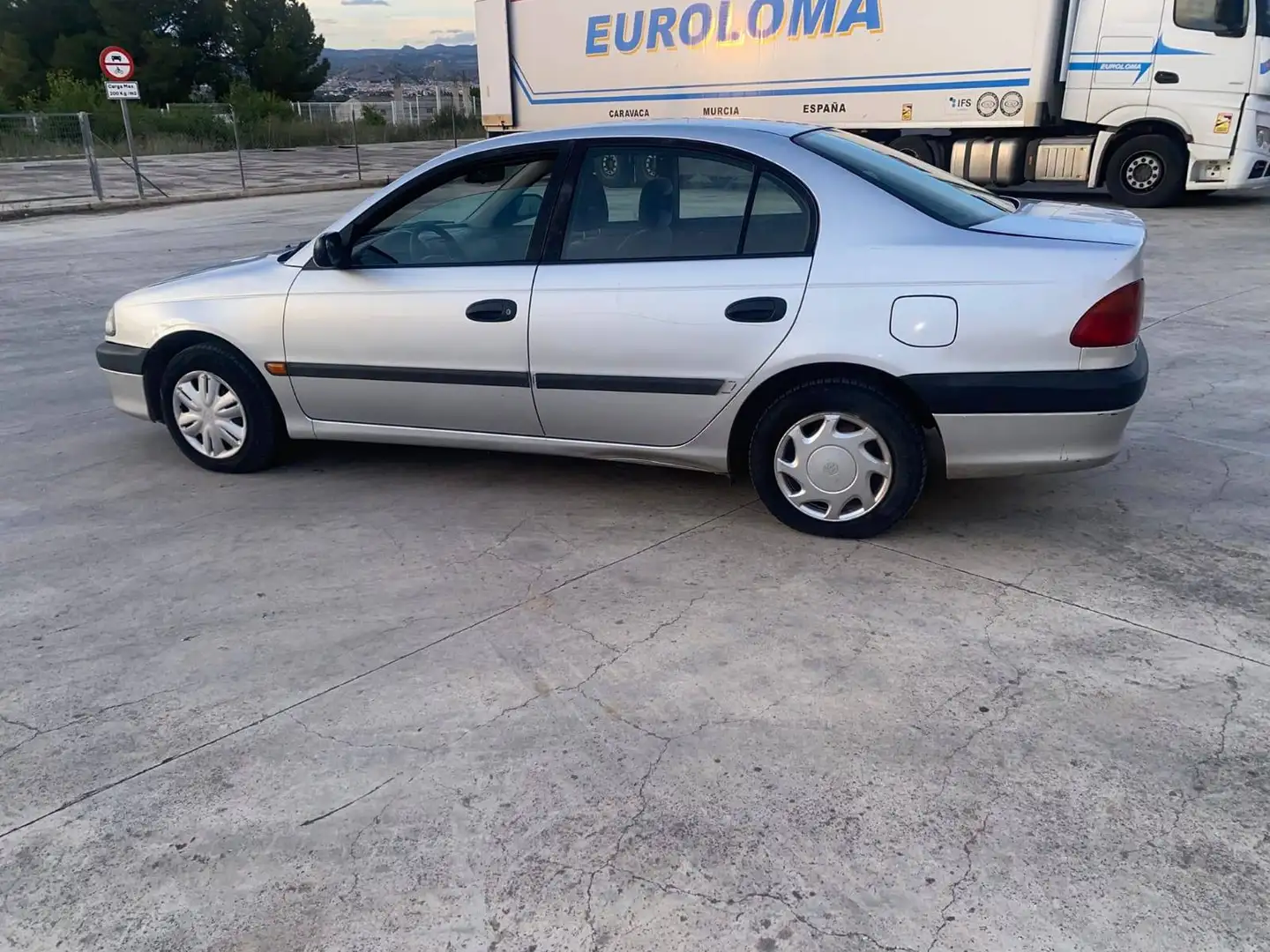 Toyota Avensis Avensis 1.6 Terra Terra Plateado - 2