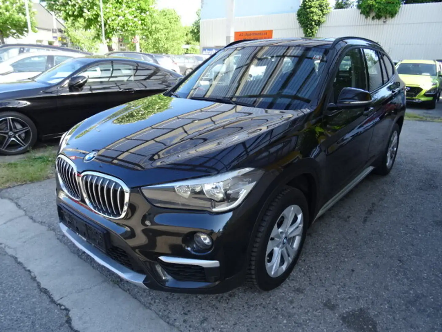 BMW X1 xDrive18d xLine Aut. Schwarz - 1