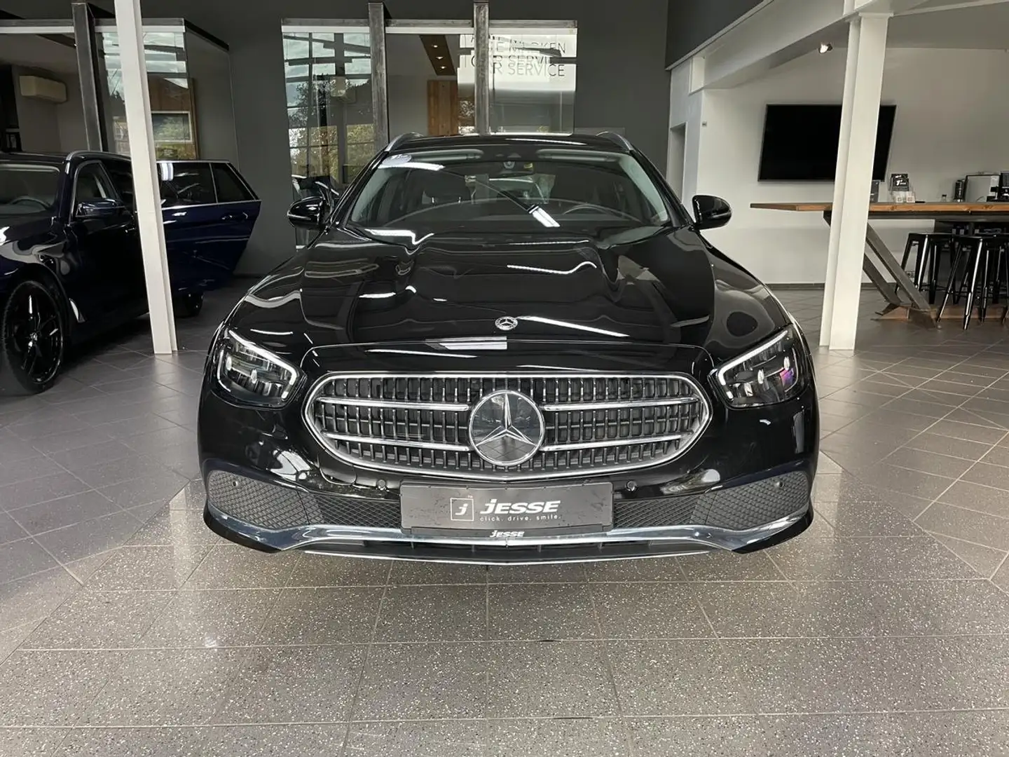 Mercedes-Benz E 300 e T Avantgarde LED MBUX RCam AHK Zwart - 2