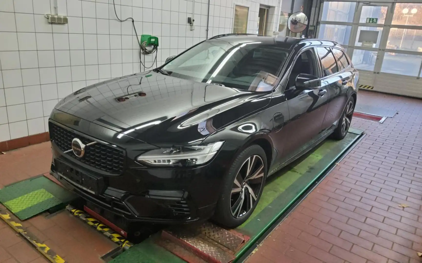 Volvo V90 T6 AWD Plus Dark STNDHZ+AHK+360CAM Fekete - 2