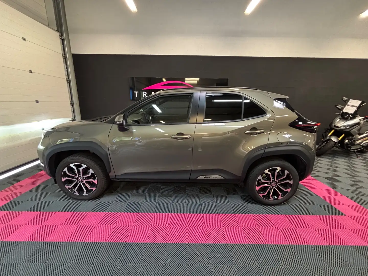 Toyota Yaris Cross Design Gris - 2
