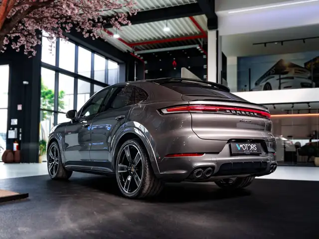 Porsche Cayenne view 4