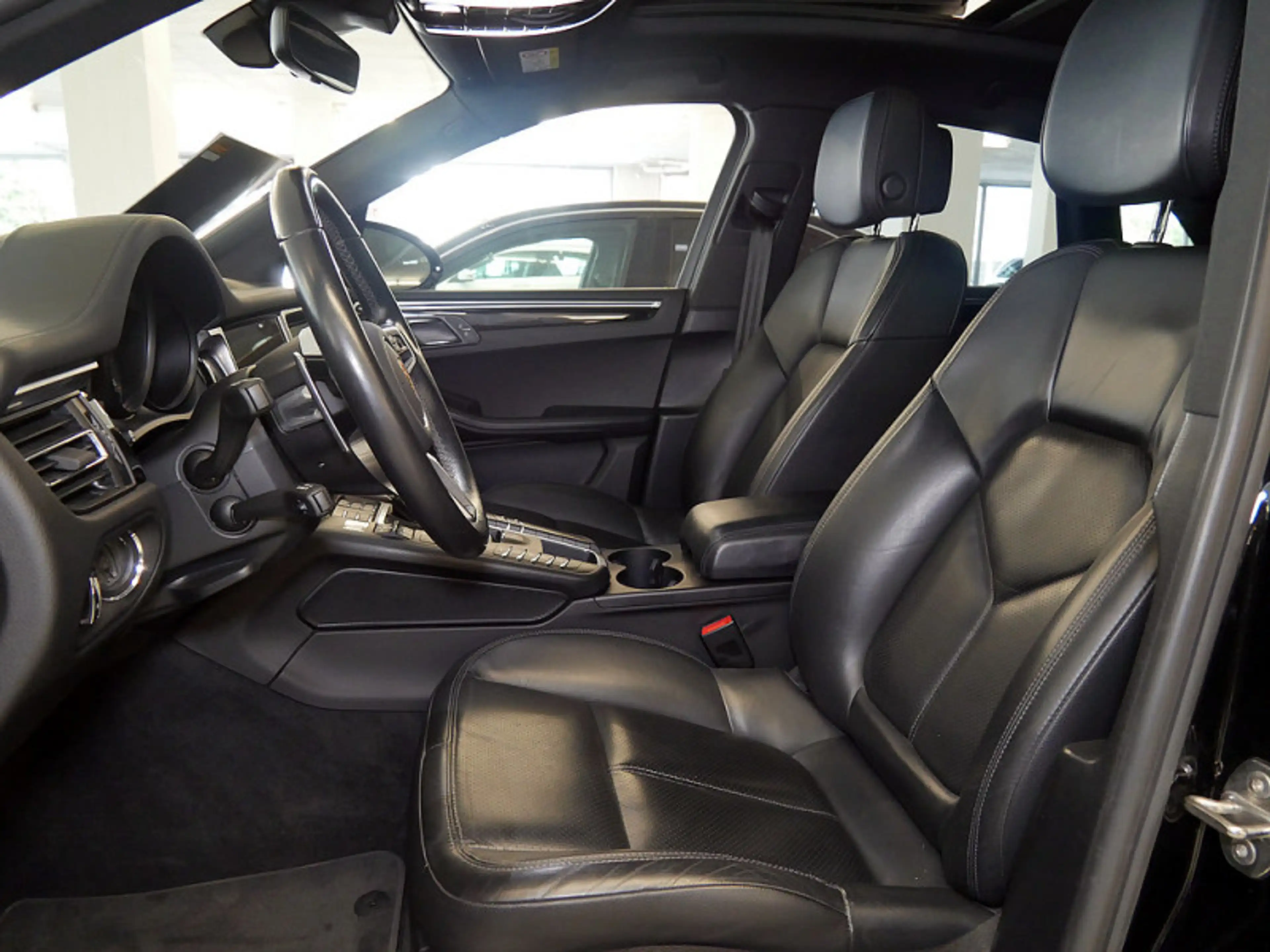 Porsche Macan S MEMO AHK AIRMATIC DISTR KAMERA PANO SPUR — photo 14