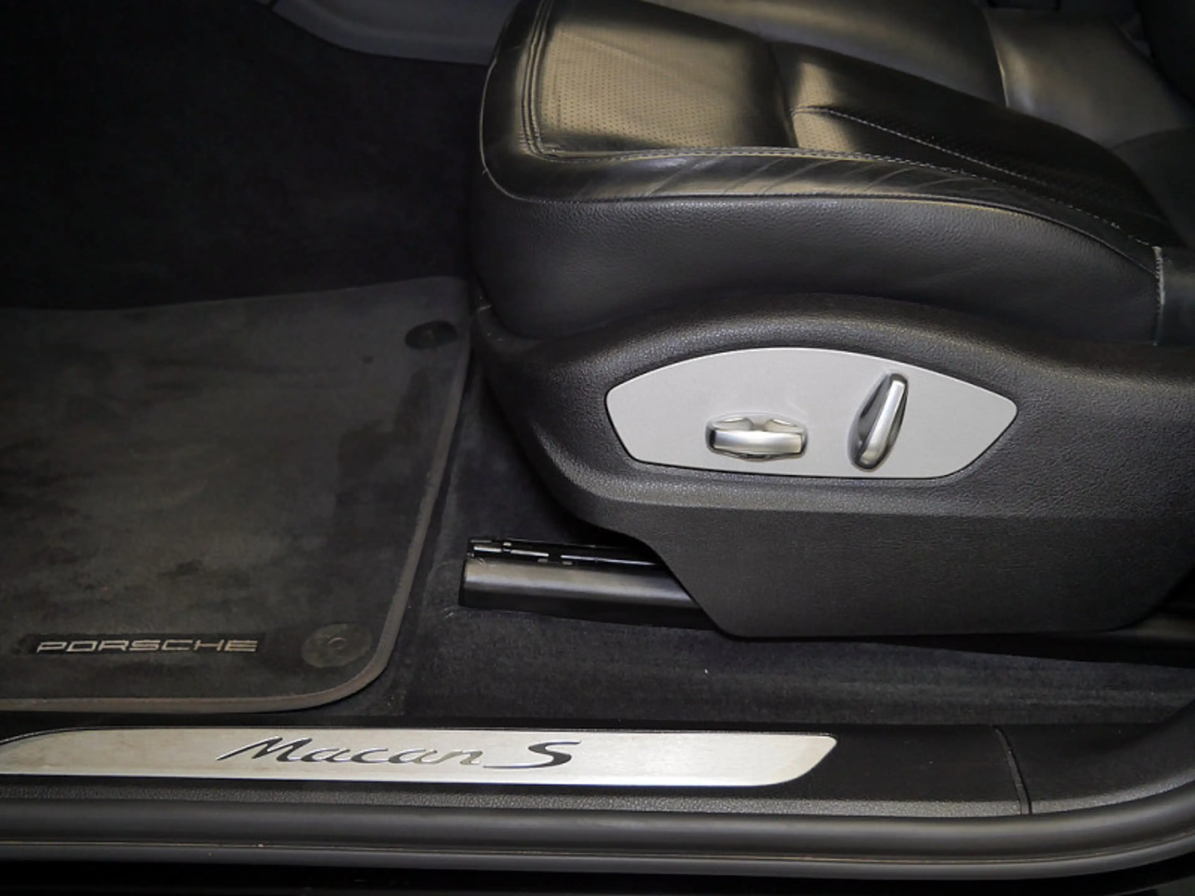 Porsche Macan S MEMO AHK AIRMATIC DISTR KAMERA PANO SPUR — photo 15