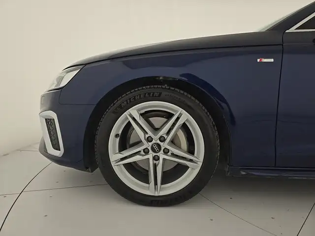 Audi A4 view 9