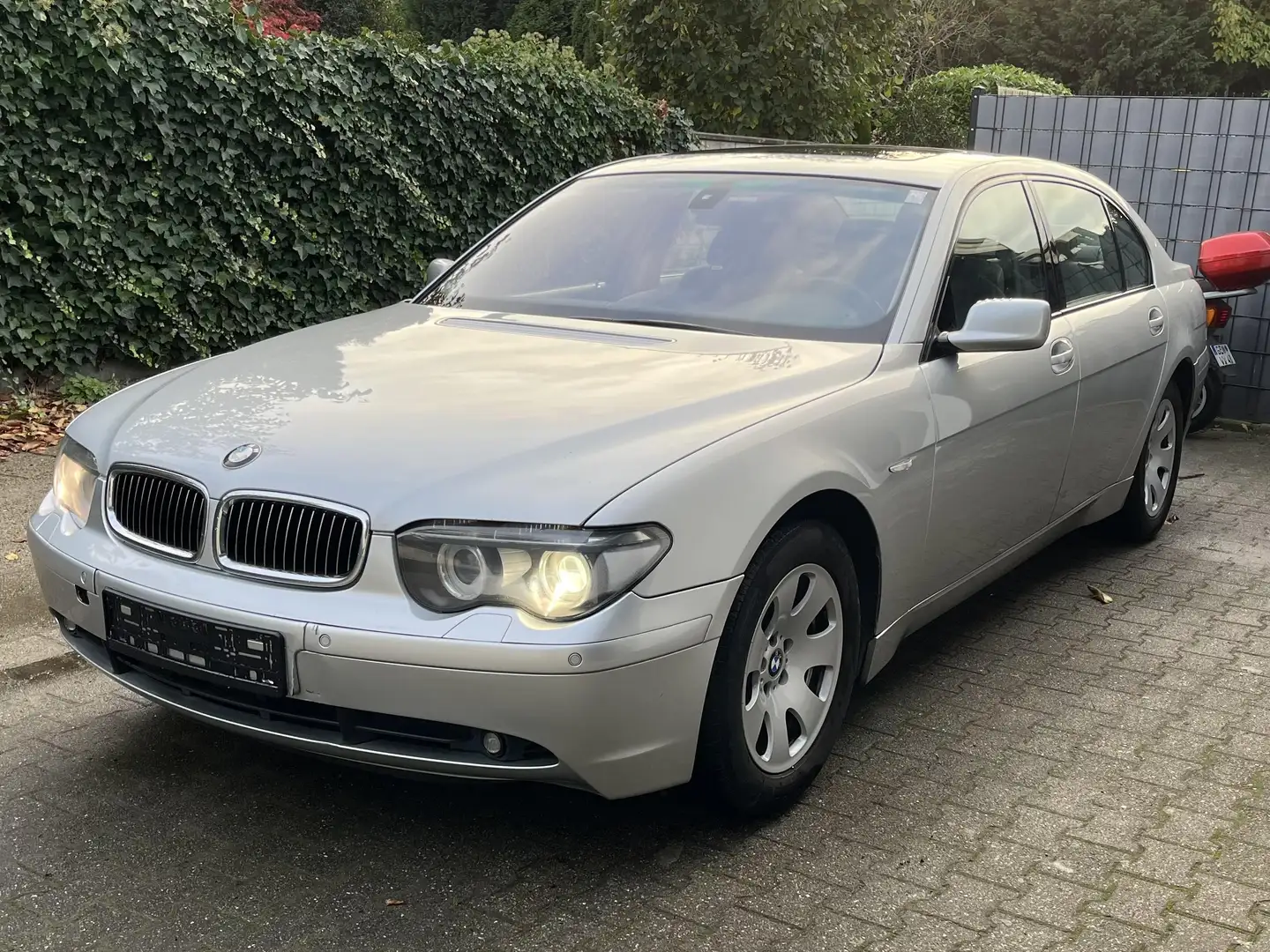 BMW 745 745Li Silber - 1