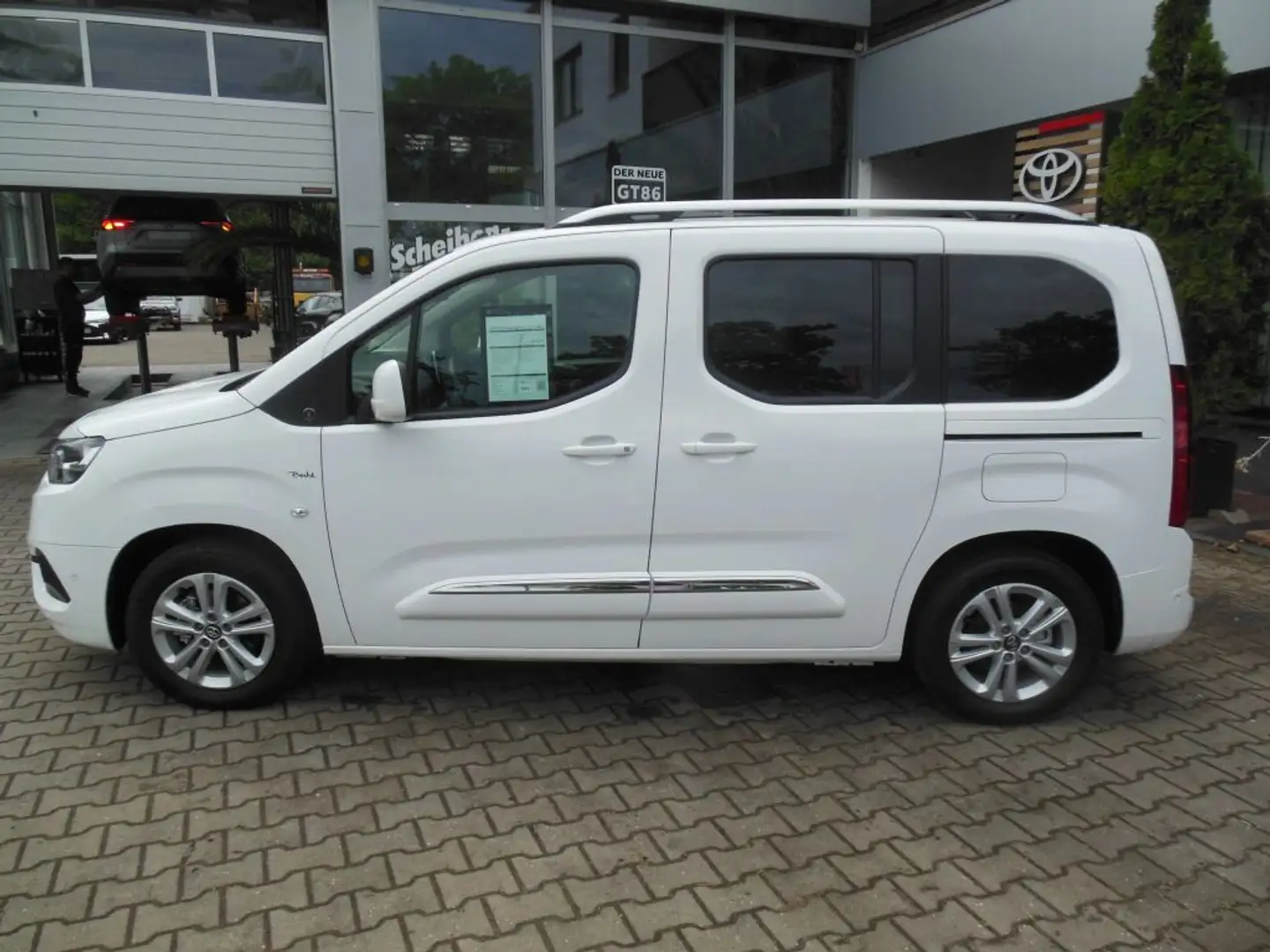 Toyota Proace City Verso 1.2 Turbo L1 Team D m. Panoramadach Weiß - 2