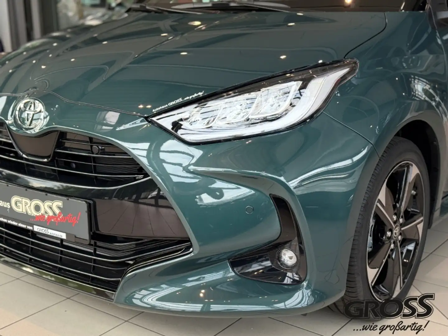 Toyota Yaris Hybrid Style Plus 1.5 Technikpaket Groen - 2