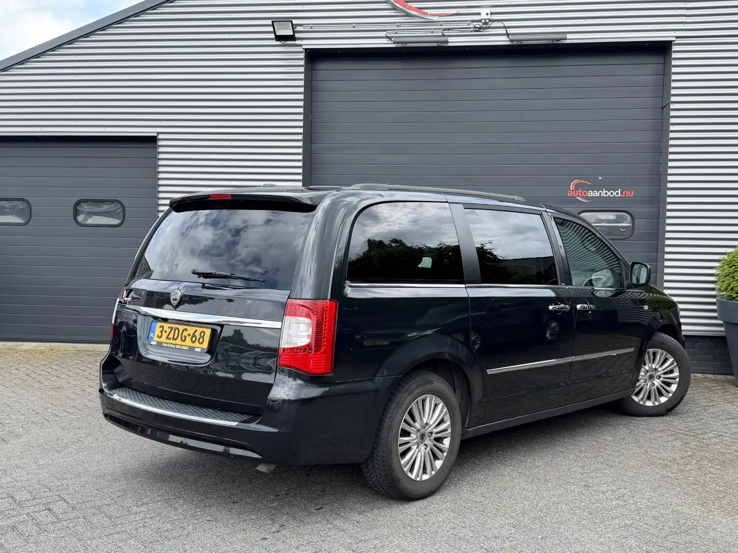 Lancia Voyager 2.8 Multijet Gold | Navigatie | Camera | Stoel/Stu Schwarz - 2