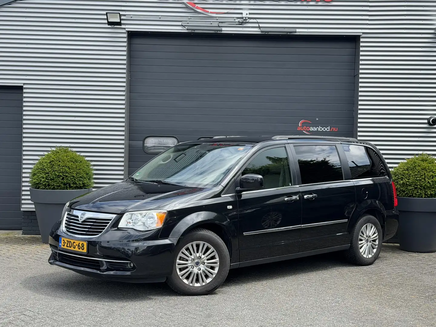 Lancia Voyager 2.8 Multijet Gold | Navigatie | Camera | Stoel/Stu Schwarz - 1