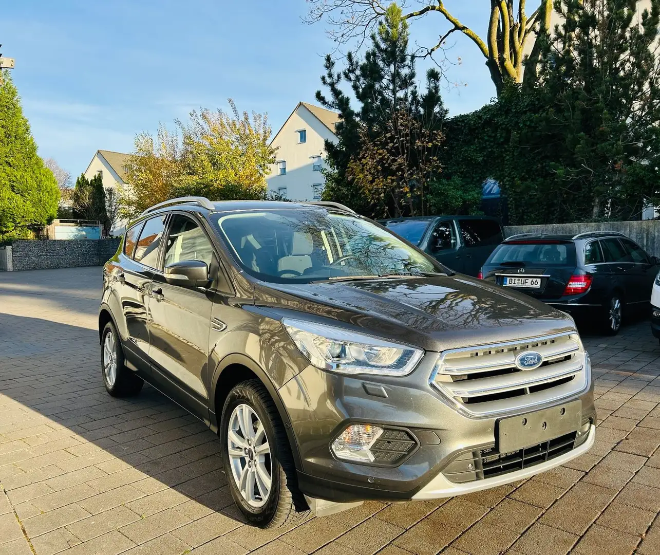 Ford Kuga Cool & Connect Grau - 1