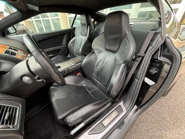 Aston Martin DB9 view 9
