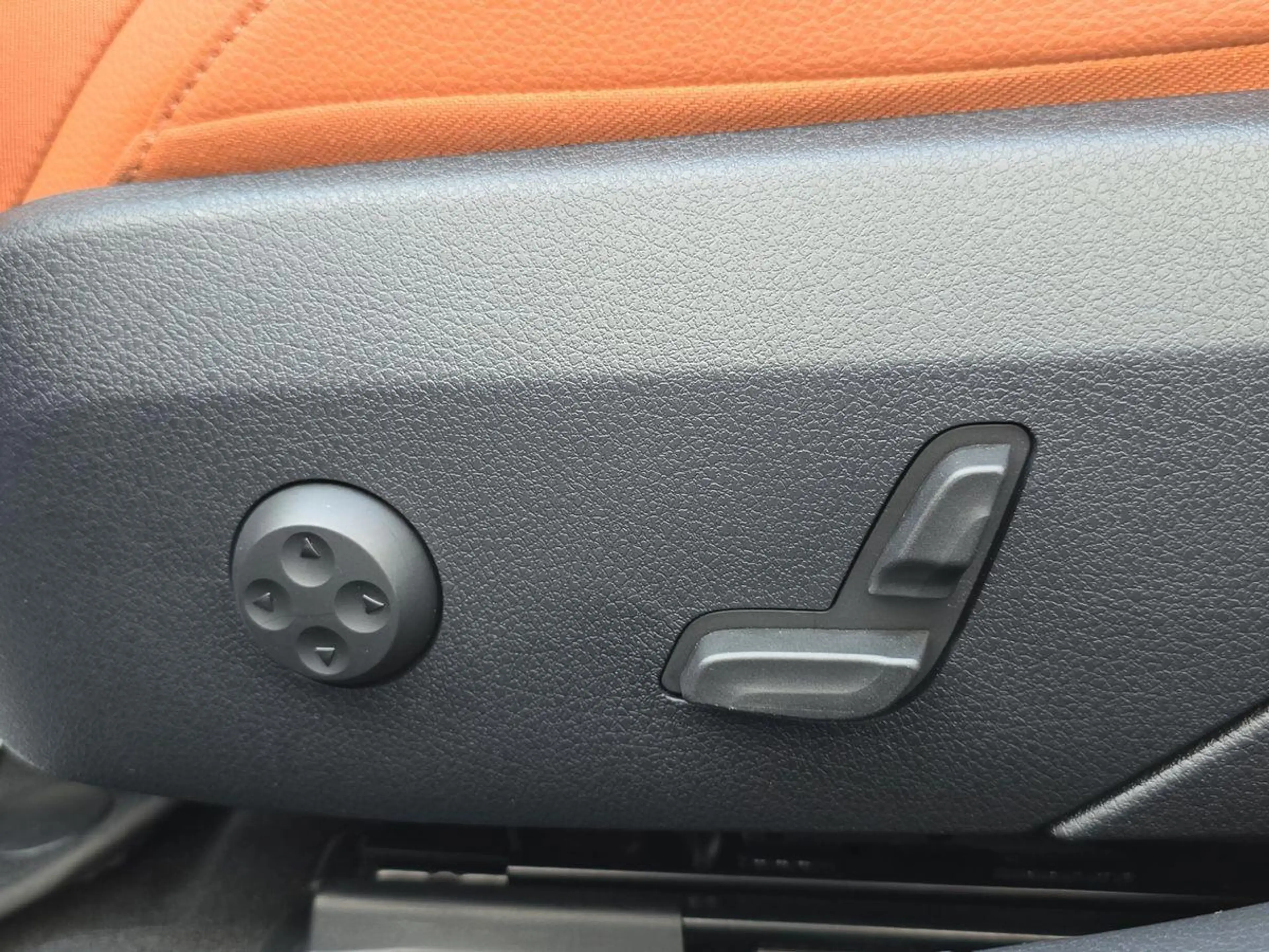 Mercedes-Benz C 300 e LEDER DISTRONIC AMBIENTE 360° NAVI — photo 11