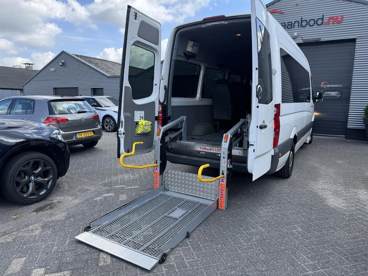 Volkswagen Crafter 35 2.0 TDI L3H2 BM | Rolstoel Vervoer | Navigatie Blanco - 2