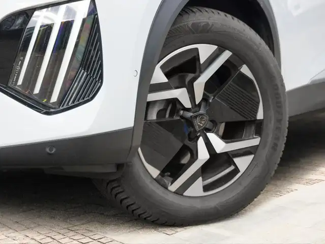 Peugeot 2008 view 5