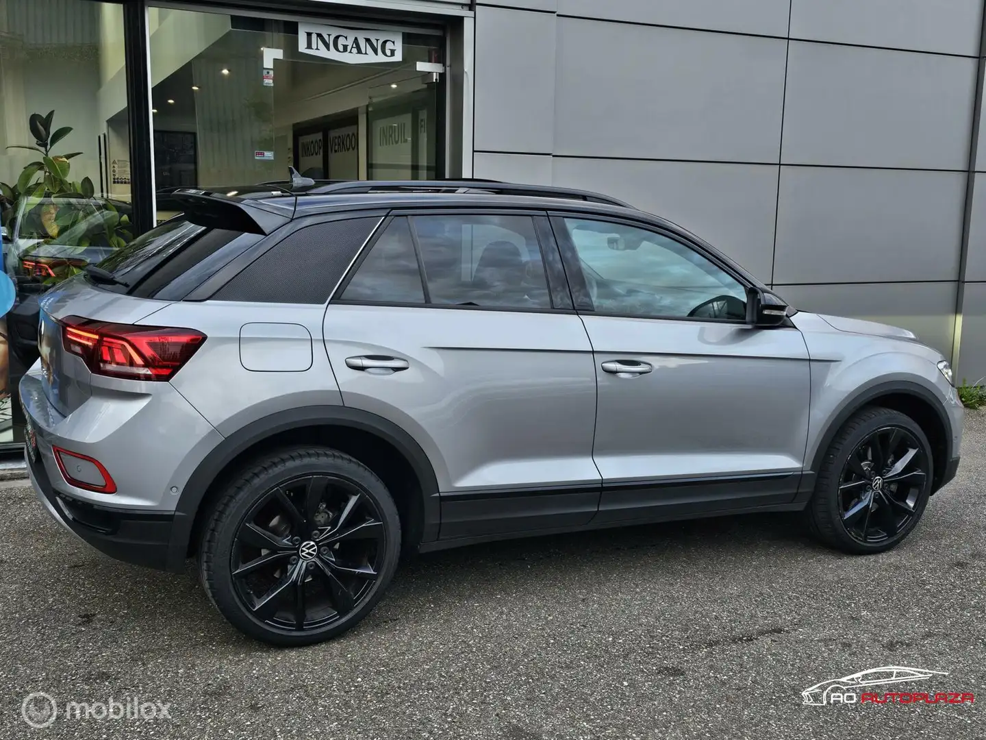 Volkswagen T-Roc 1.5 TSI Black Style Panorama/Keyless/IQ Light Zilver - 2