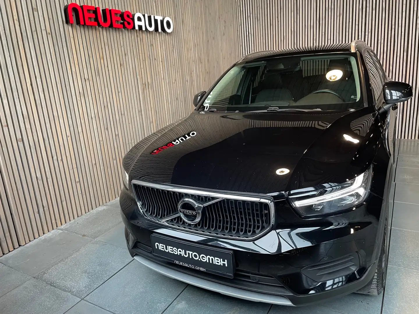 Volvo XC40 Momentum AWD*Pano*Servicegepfl.*1.Besitz*LED*Navi* Schwarz - 2
