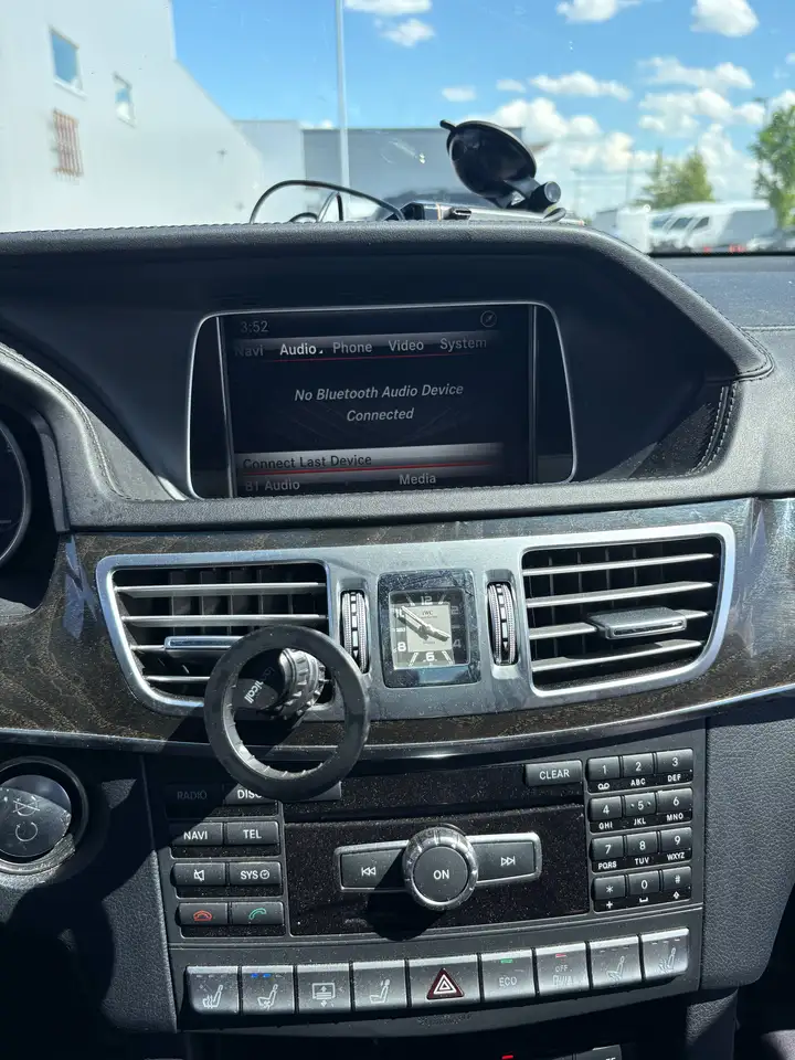 Mercedes-Benz E-Class снимка Mercedes-Benz E-Class
