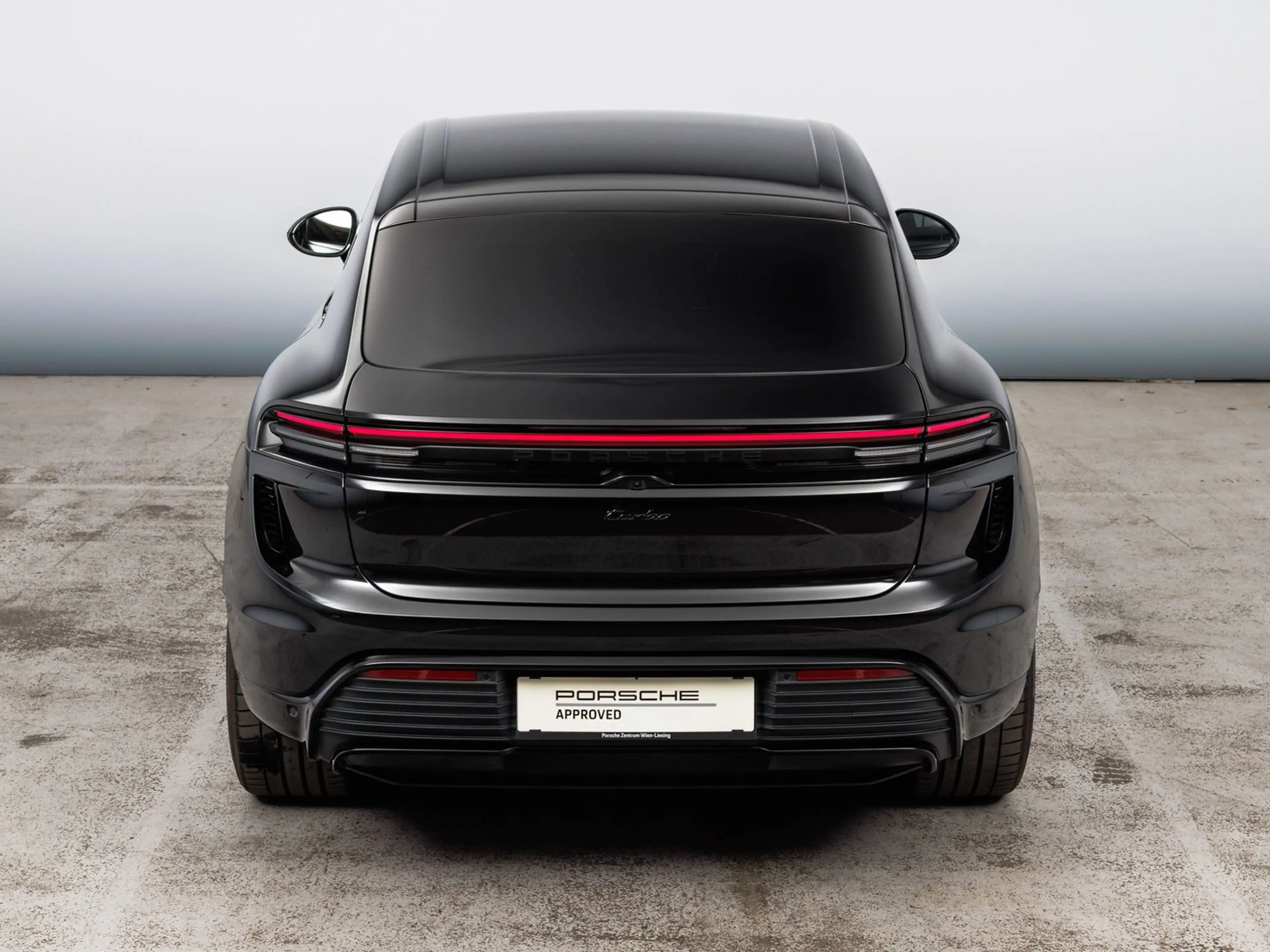 Porsche Macan Turbo — photo 15